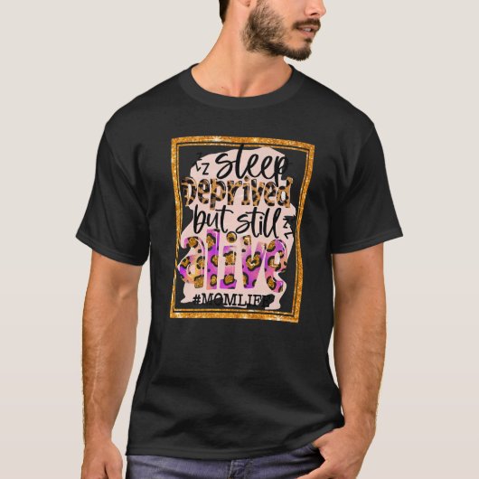 母の人生の睡眠を奪ったがまだ生きているヒョウのモ Tシャツ (正面)