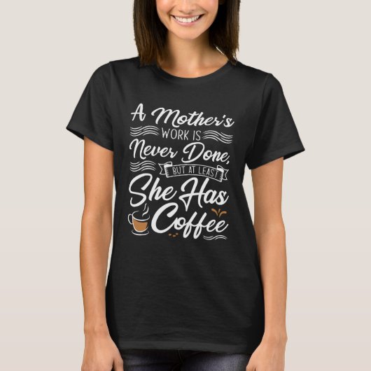 母の仕事は決して行われないが、彼女はコーヒーモトを持っている Tシャツ (正面)