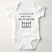 母の家を出て行けおもしろいベビー ベビーボディスーツ (正面)