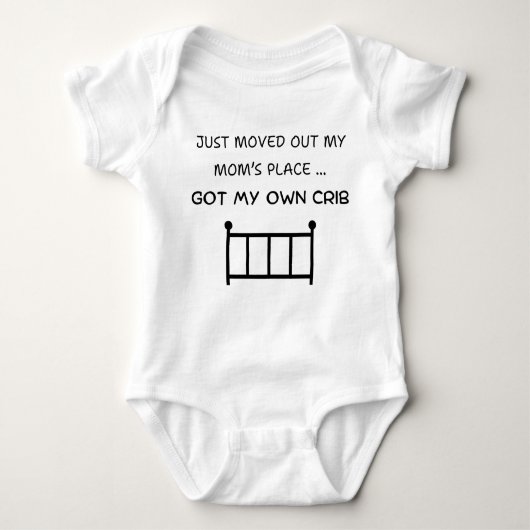 母の家を出て行けおもしろいベビー ベビーボディスーツ (正面)