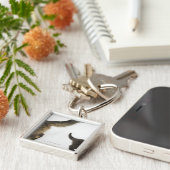 母の尾を調べている子ネコ キーホルダー (側面)