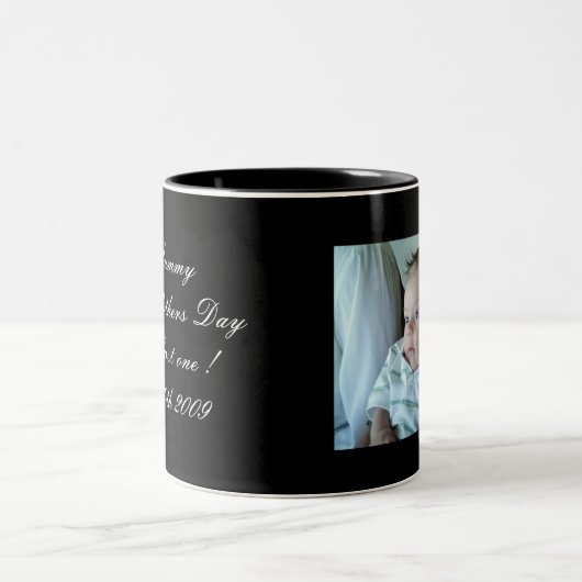 母の幸せな日をミイラで過ごす ツートーンマグカップ (中央)