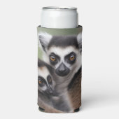 **「母の愛：ミイラとベビーのキツネザル」 スリム缶クーラー (Seltzer正面)