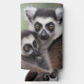 **「母の愛：ミイラとベビーのキツネザル」 スリム缶クーラー (裏面)