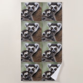 **「母の愛：ミイラとベビーのキツネザル」 ビーチタオル (正面)