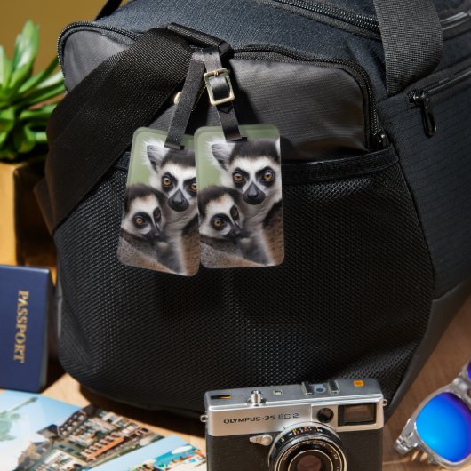 **「母の愛:ミイラとベビーのキツネザル」 ラゲッジタグ (正面&裏面)