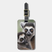 **「母の愛:ミイラとベビーのキツネザル」 ラゲッジタグ (正面縦)