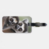 **「母の愛:ミイラとベビーのキツネザル」 ラゲッジタグ (裏面横)