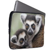 **「母の愛:ミイラとベビーのキツネザル」 ラップトップスリーブ (正面右)