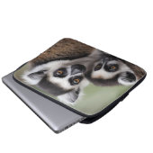 **「母の愛:ミイラとベビーのキツネザル」 ラップトップスリーブ (正面下部)