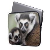 **「母の愛:ミイラとベビーのキツネザル」 ラップトップスリーブ (正面左)