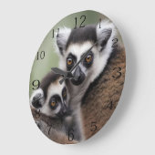 **「母の愛：ミイラとベビーのキツネザル」 ラージ壁時計 (傾斜)