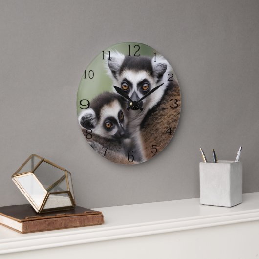 **「母の愛：ミイラとベビーのキツネザル」 ラージ壁時計 (オフィス)