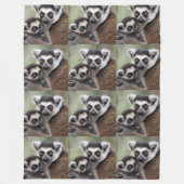 **"母の愛: レムールと赤ちゃんレムールの抱擁" フリースブランケット (正面)