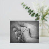 母の手でベビーの足のはがき。 ポストカード (スタンド正面)