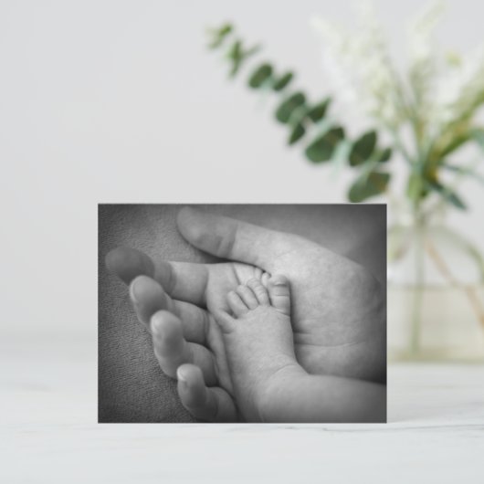 母の手でベビーの足のはがき。 ポストカード (スタンド正面)