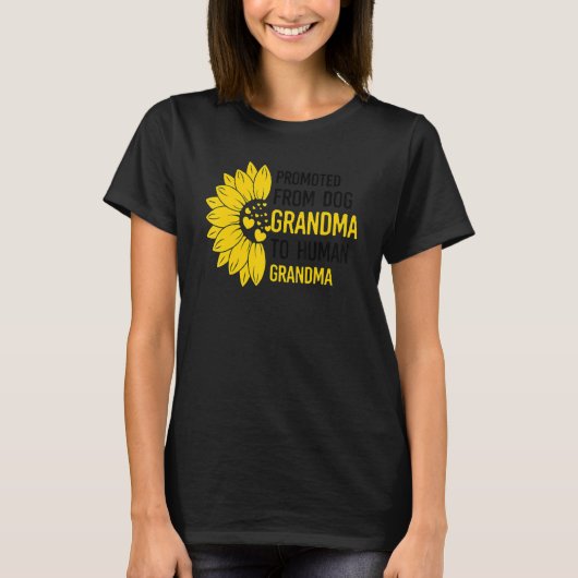 母の日が犬のおばあちゃんから人間Grに昇進 Tシャツ (正面)