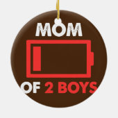 母の日のために2人の男の子の低電池の母 セラミックオーナメント (裏面)