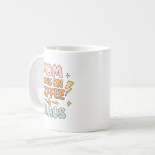 母の日のギフト 「ママはコーヒーとカオスで動いている」 コーヒーマグカップ (正面左)