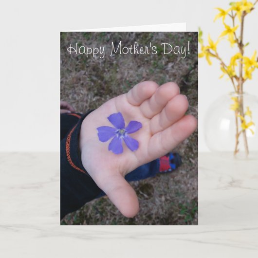 母の日の子の手の紫与えの花 カード (黄色い花)