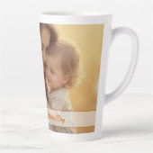 母の日の愛 – 純粋な喜びの瞬間 カフェラテマグ (右)