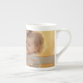 母の日の愛 – 純粋な喜びの瞬間 ボーンチャイナマグカップ (右)