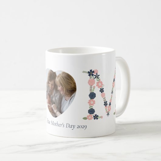 母の日の最初の赤面ピンクネイビーフローラ文字 コーヒーマグカップ (正面右)
