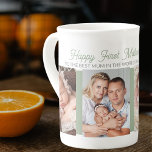 母の日の母最高の女4写真Sage Green ボーンチャイナマグカップ<br><div class="desc">Happy First Mother's Day to the 最高の Mum in the Worldこの写真マグカップを使っパーソナライズされたて。この写真テンプレートは、4枚の写真を追加するように設定されお気に入りのている。また、あなたのカスタム大事な行事メッセージ、年を追加し、希望のメッセージを編もし集することができる。世界の読母親に向けて、現在の言葉は「Happy First Mother's Day 20#」 |パパとベビー[名前] xoxo"すべてのあなたの望みカスタマイズの方法であることができる。マグカップはセージモダングリーンとグレーのカラーパレットを持っている。</div>