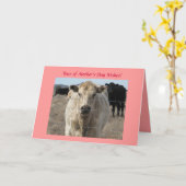 母の日 – かわいい白い牛 – 牧場または農場 カード (黄色い花)