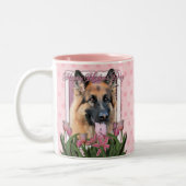 母の日-ピンクのチューリップ-ジャーマン・シェパードのチャンス ツートーンマグカップ (左)