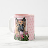 母の日-ピンクのチューリップ-ジャーマン・シェパードのチャンス ツートーンマグカップ (正面左)