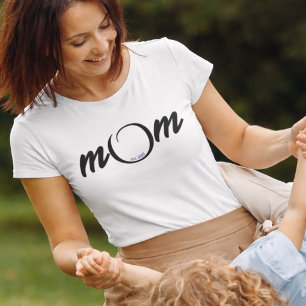 母の日 Mom Est. タイポグラフィー 白地に黒 Tシャツ