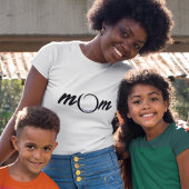 母の日 Mom Est. タイポグラフィー 白地に黒 Tシャツ
