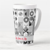母の毎日の喜びの用量の幾何学的パターンレトロ カフェラテマグ (右アングル)