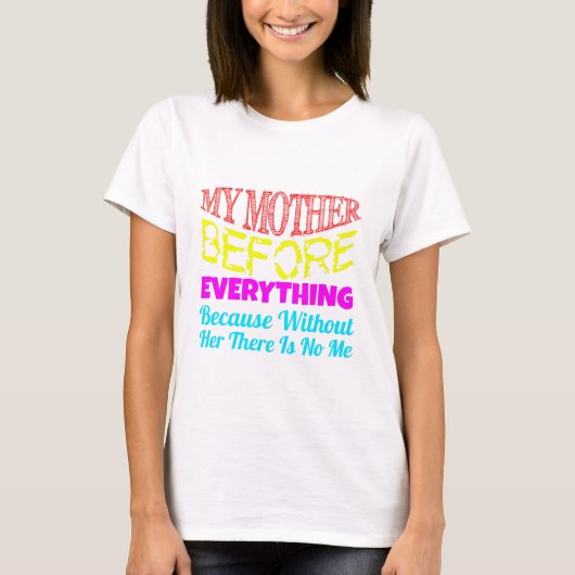 母はすべてに先んじる – お母さんへのギフト Tシャツ (正面)