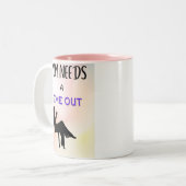 母はタイムアウトを必要とする – ワイン時間 ツートーンマグカップ (正面左)