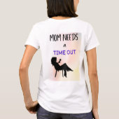 母はタイムアウトを必要とする – ワイン時間 Tシャツ (裏面)