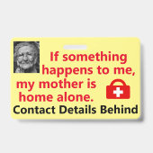 母は一人で家に帰っている バッジ (表面)