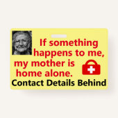 母は一人で家に帰っている バッジ (正面)