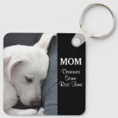 母は休憩時間に値する可愛い白い子犬 キーホルダー (裏面)