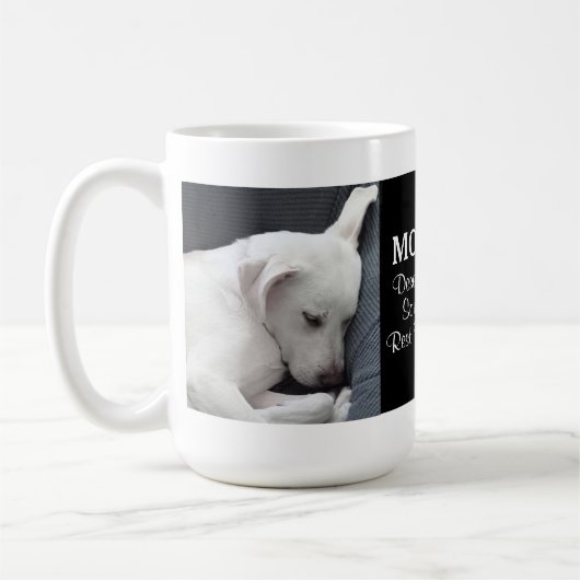 母は休憩時間に値する可愛い白い子犬 コーヒーマグカップ (左)