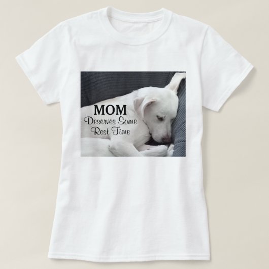 母は休憩時間に値する可愛い白い子犬 Tシャツ (デザイン正面)
