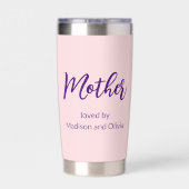 母は子どもたちに愛される名前ピンク・パープル・スクリプト 保温保冷タンブラー (背面)