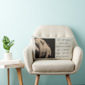 母は彼女の子供の手の枕を握ります ランバークッション (椅子)