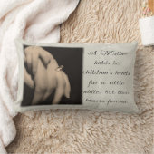 母は彼女の子供の手の枕を握ります ランバークッション (ブランケット)