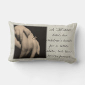 母は彼女の子供の手の枕を握ります ランバークッション (裏面)