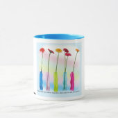 母は彼女の子供の手を握ります マグカップ (中央)