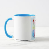 母は彼女の子供の手を握ります マグカップ (左)