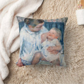 母は眠い子供のカサットを洗おうとしている クッション (ブランケット)