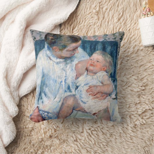 母は眠い子供のカサットを洗おうとしている クッション (ブランケット)